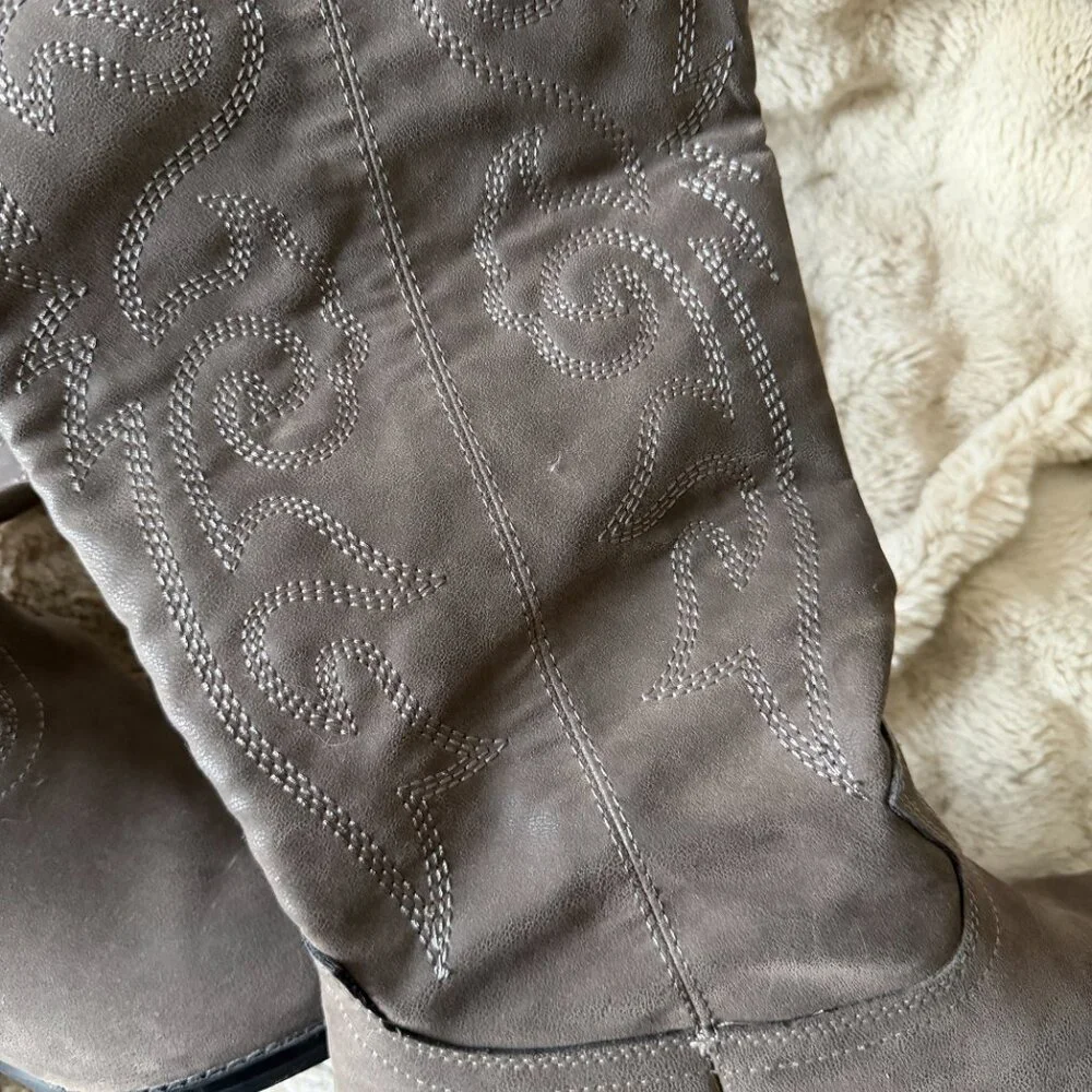 NWOT Vegan Leather Western Women's Calf Height Boots Gray White Stitch size 9 - Picture 6 of 8